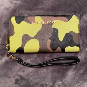 Michael Kors Camo Smartphone Wristlet
